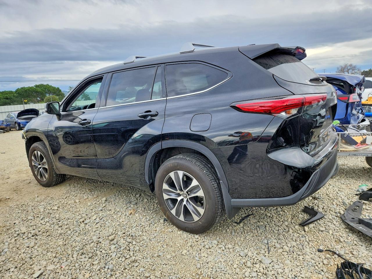 2022 TOYOTA HIGHLANDER XLE photo 2