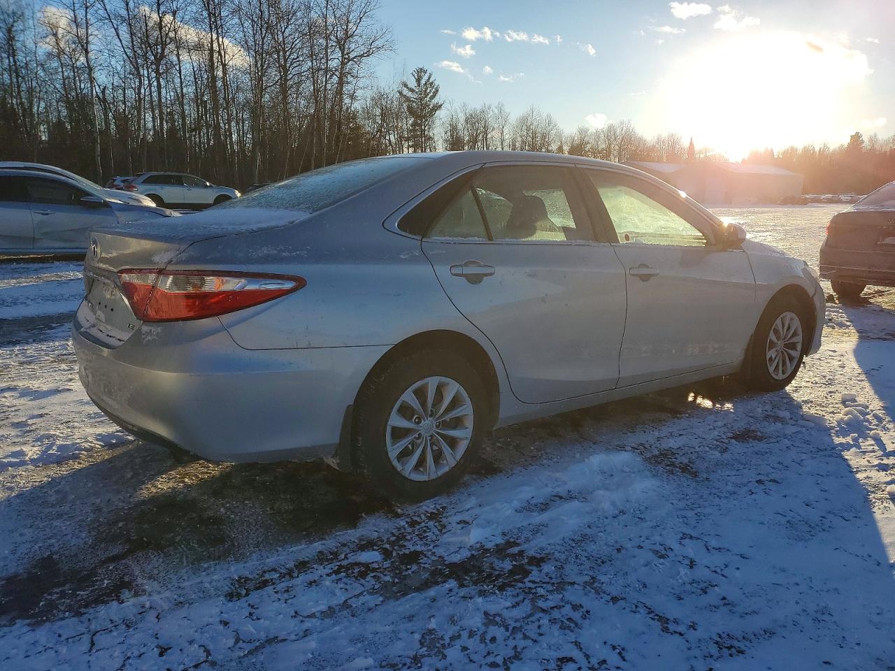 2015 TOYOTA CAMRY LE photo 3