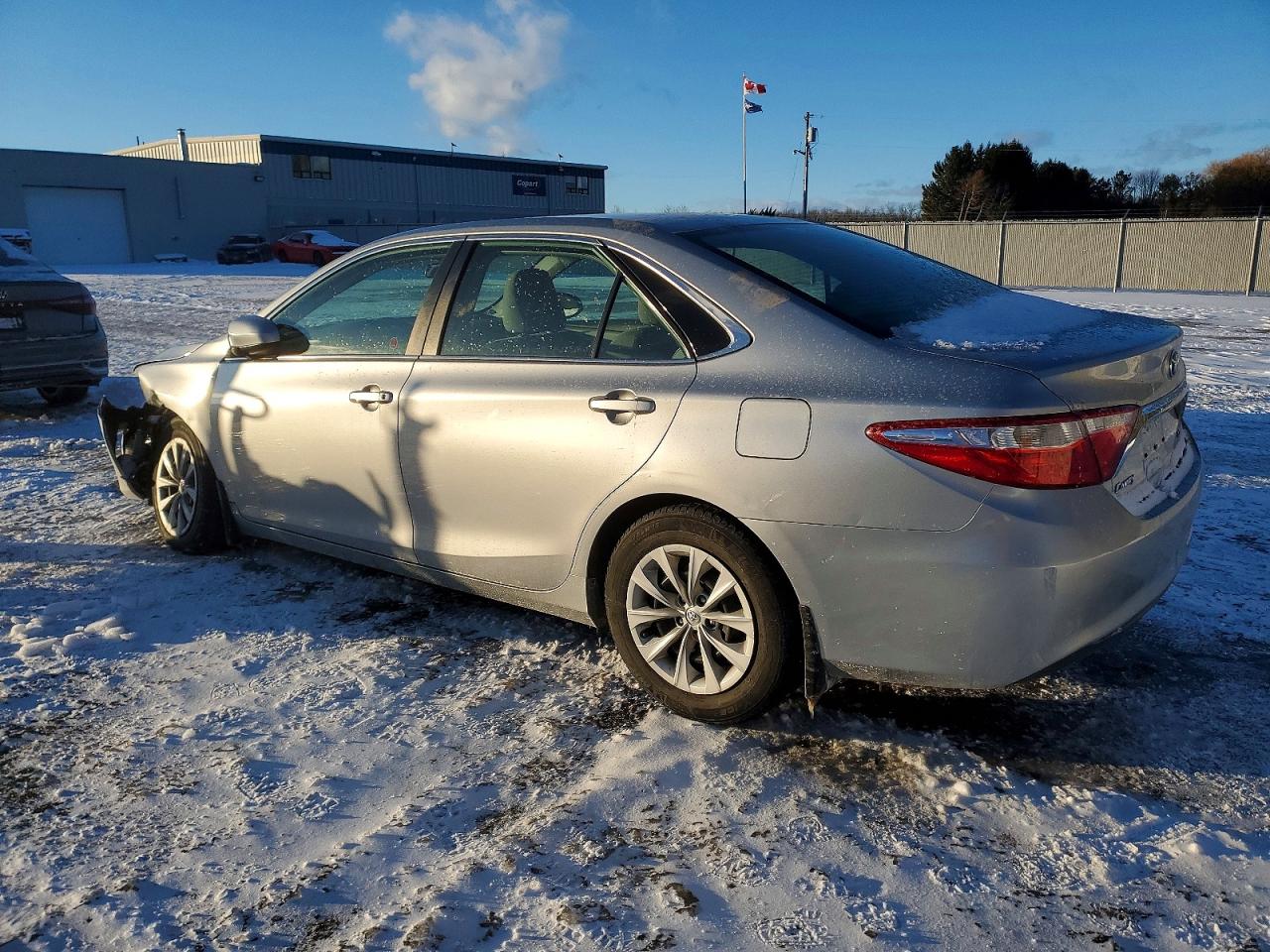 2015 TOYOTA CAMRY LE photo 2