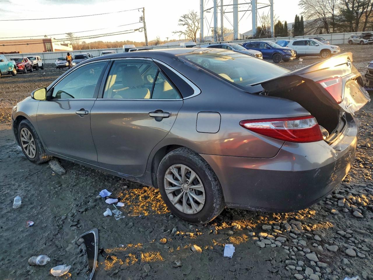 2016 TOYOTA CAMRY LE photo 3