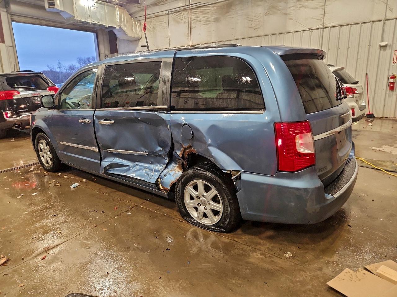 2011 CHRYSLER TOWN & COUNTRY TOURING photo 2