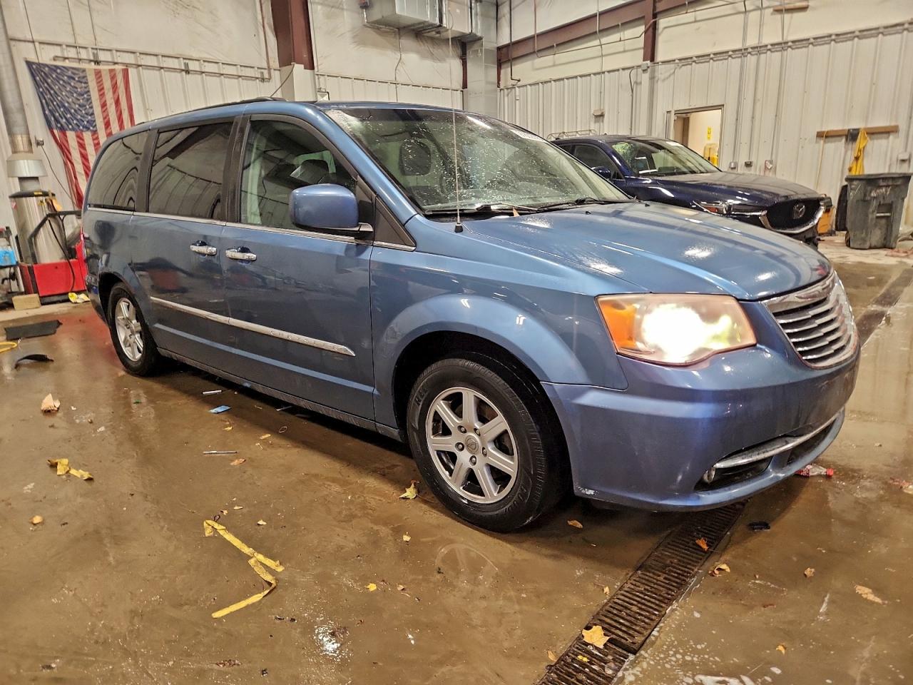2011 CHRYSLER TOWN & COUNTRY TOURING photo 4