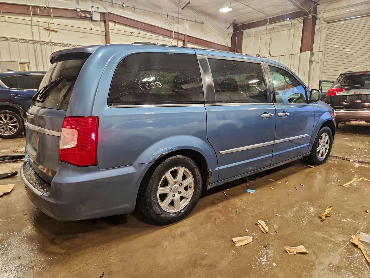 2011 CHRYSLER TOWN & COUNTRY TOURING photo 3