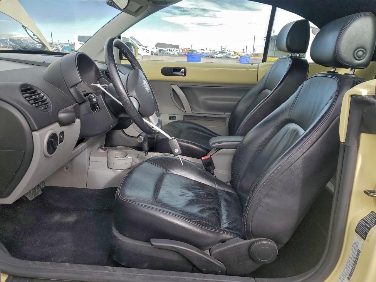 2004 VOLKSWAGEN NEW BEETLE GLS photo 13