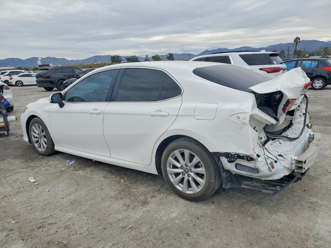 2018 TOYOTA CAMRY L photo 3