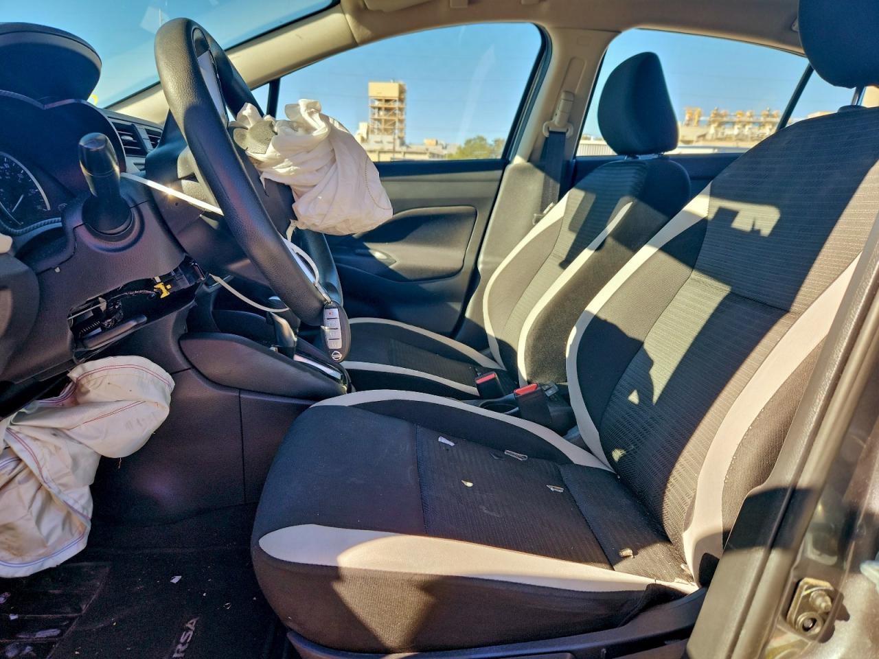 2021 NISSAN VERSA SV photo 7