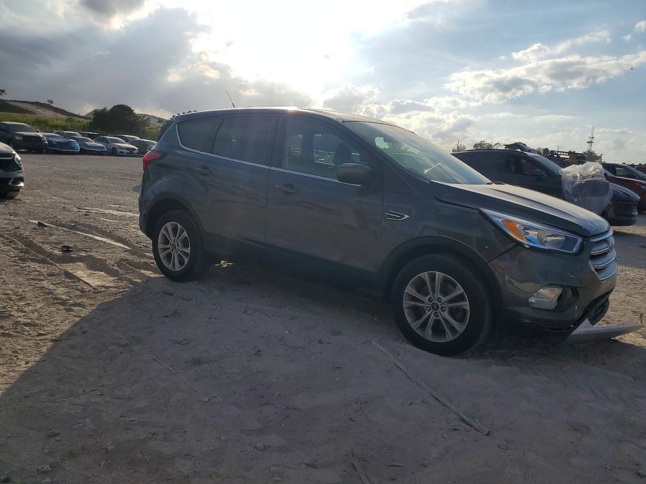 2019 FORD ESCAPE SE photo 4