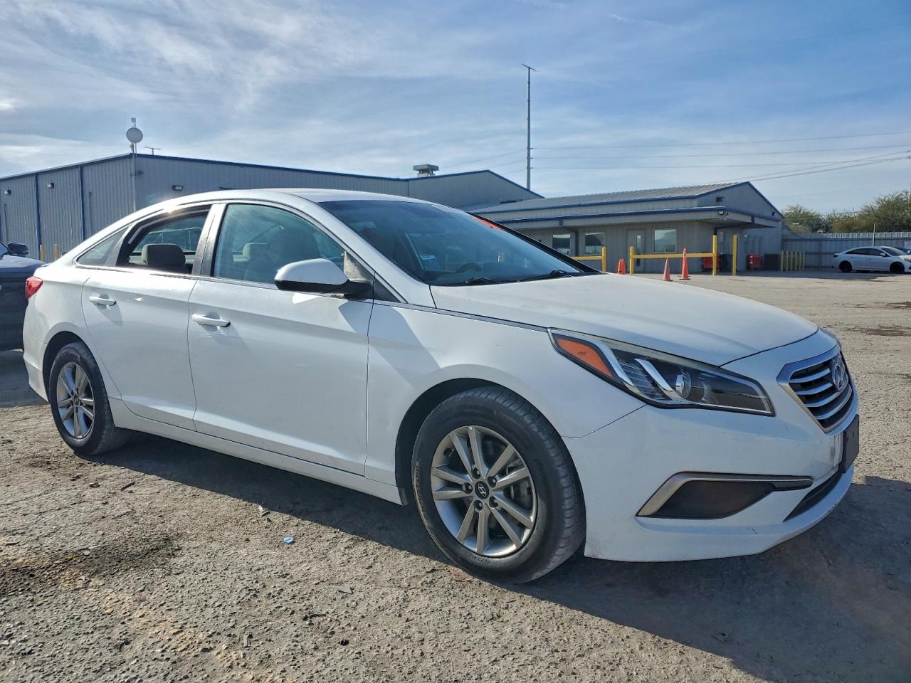 2017 HYUNDAI SONATA SE photo 4