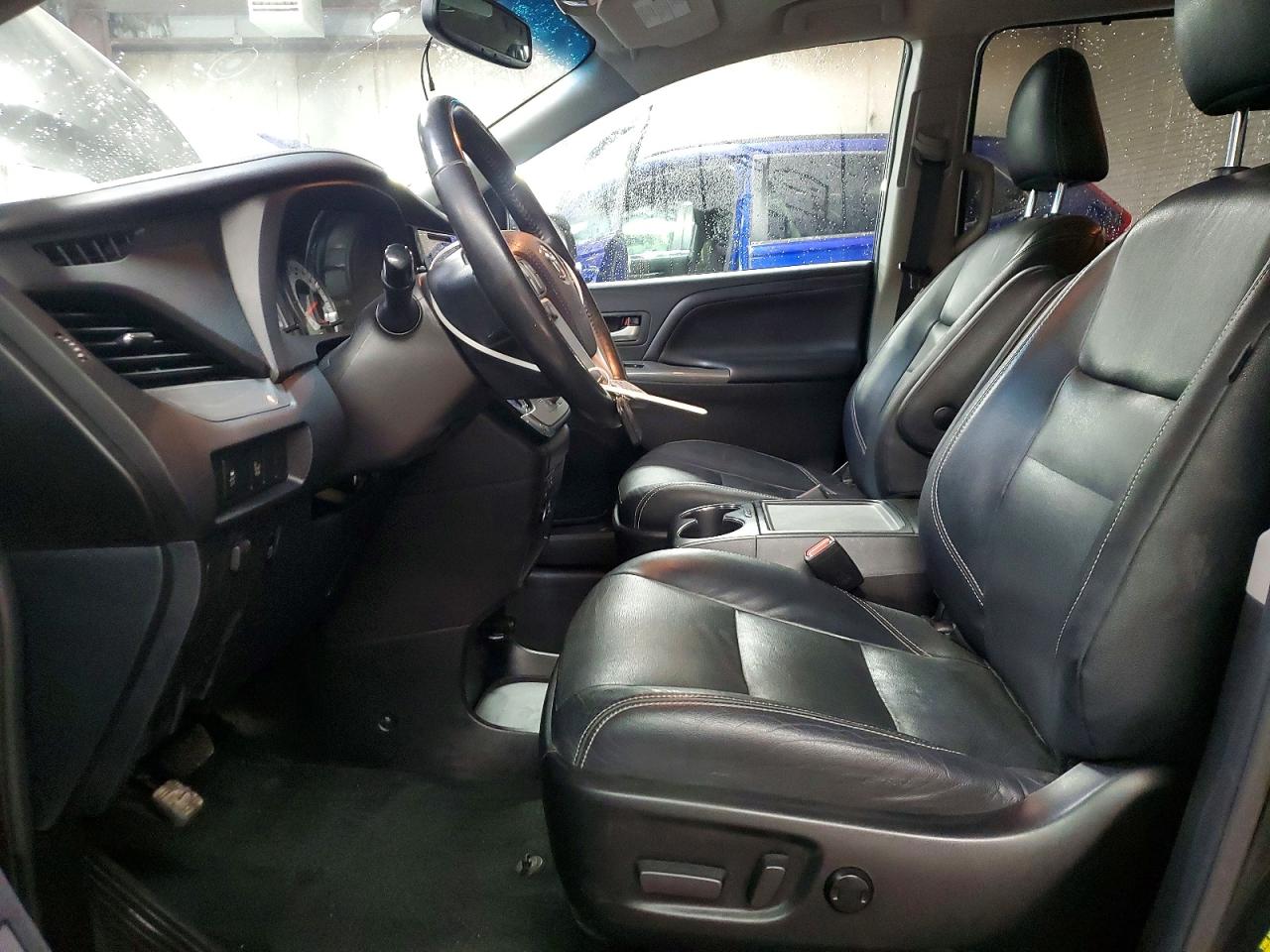 2017 TOYOTA SIENNA SE photo 13