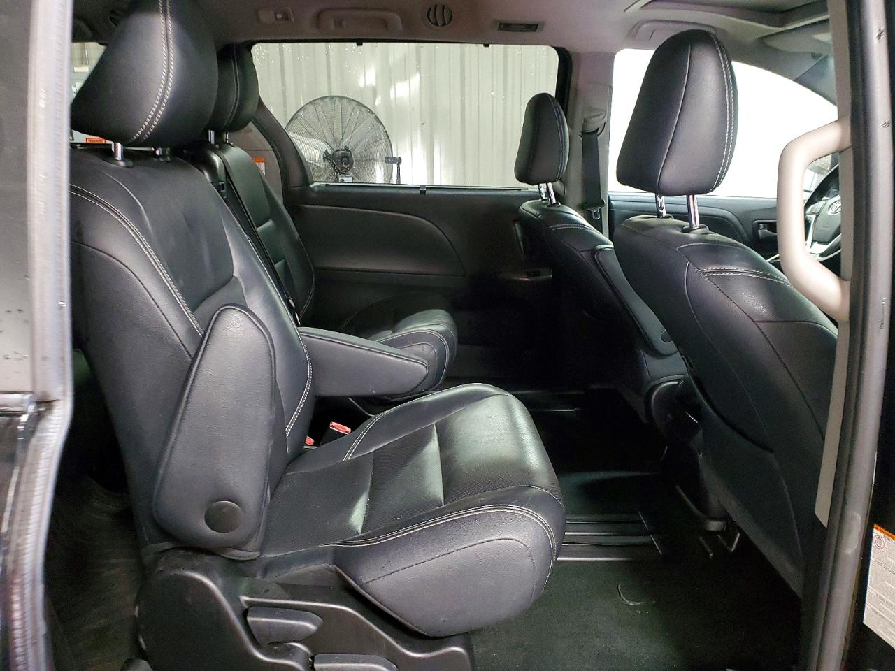 2017 TOYOTA SIENNA SE photo 19