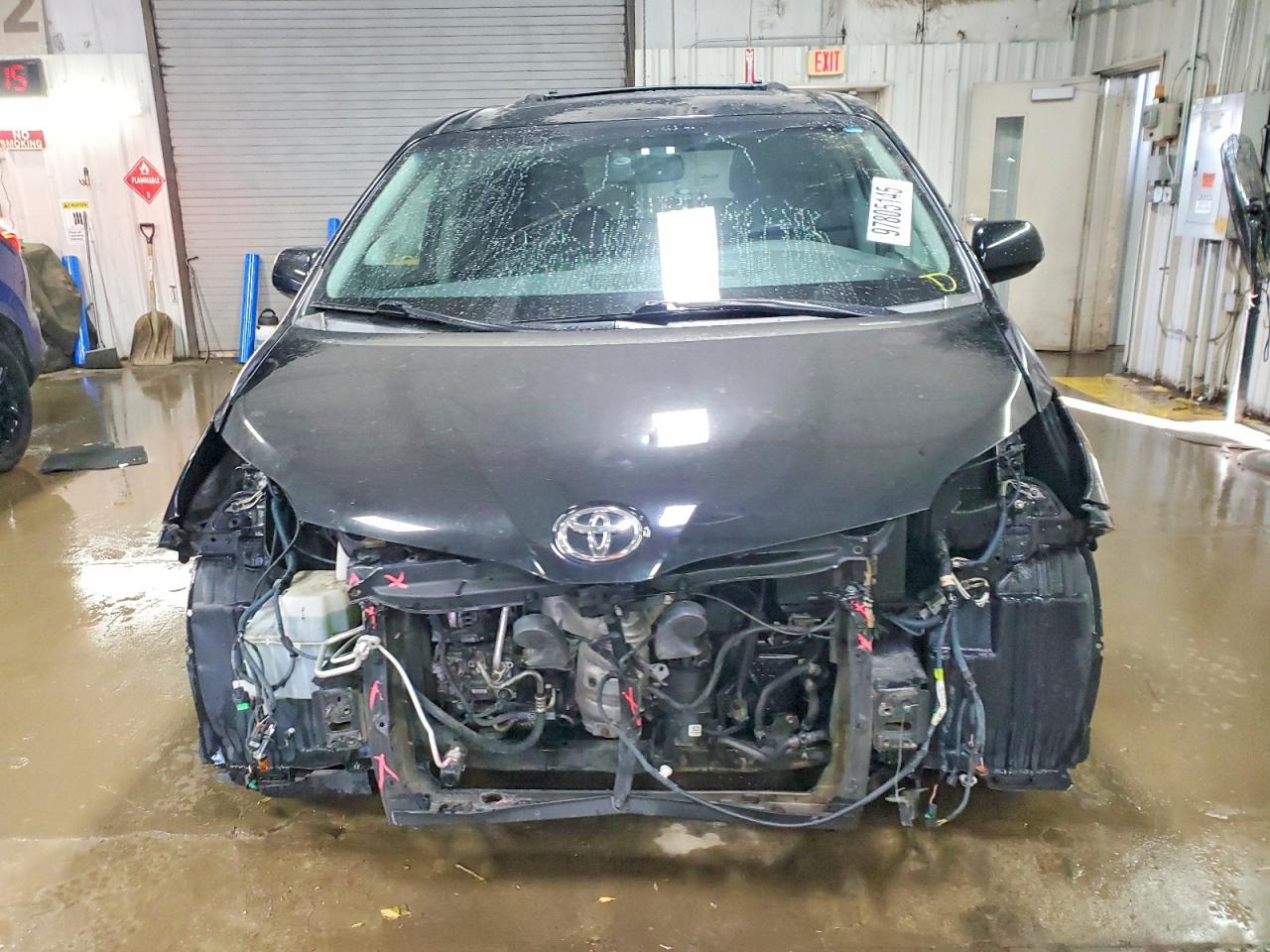2017 TOYOTA SIENNA SE photo 9
