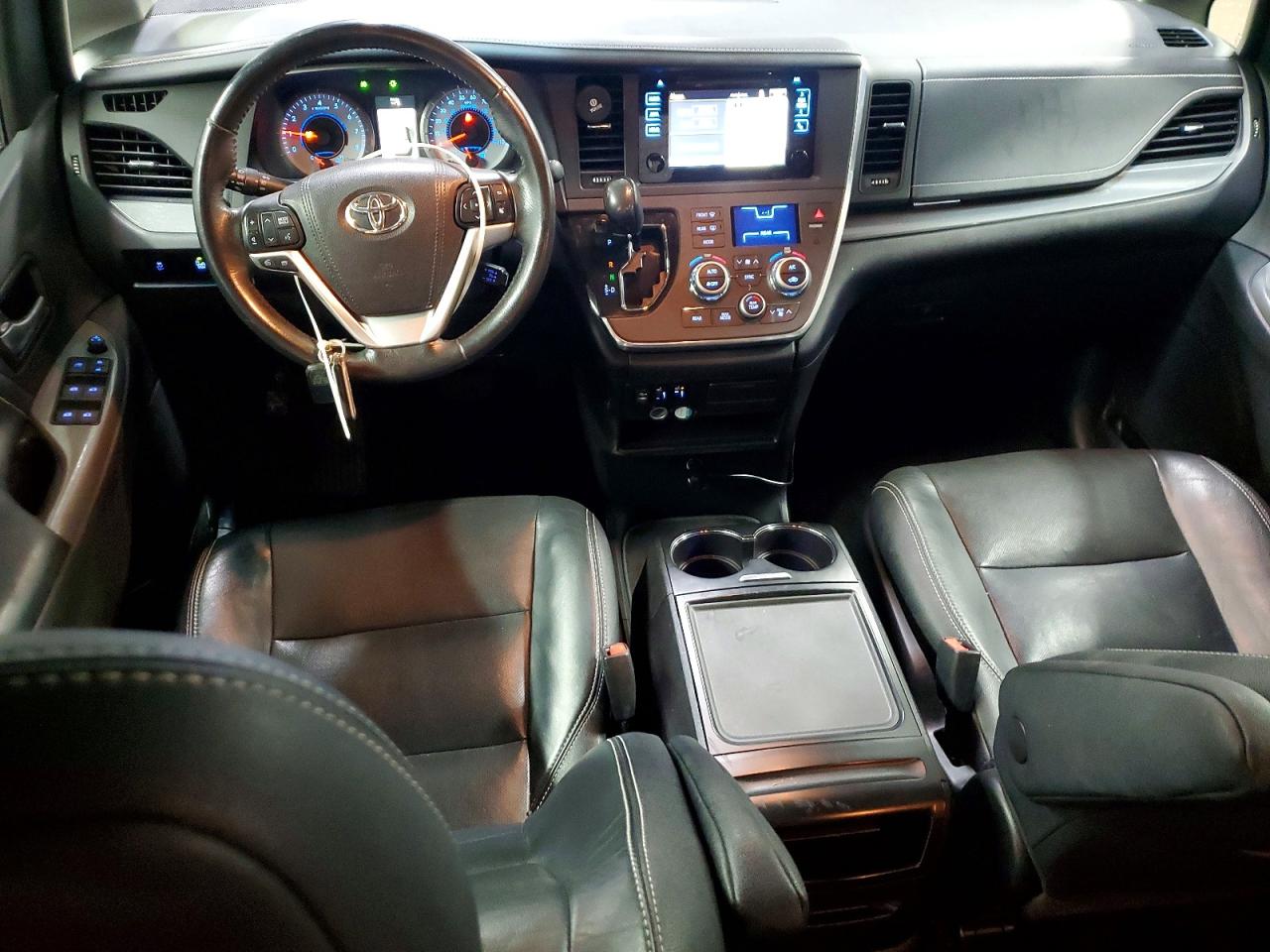 2017 TOYOTA SIENNA SE photo 15