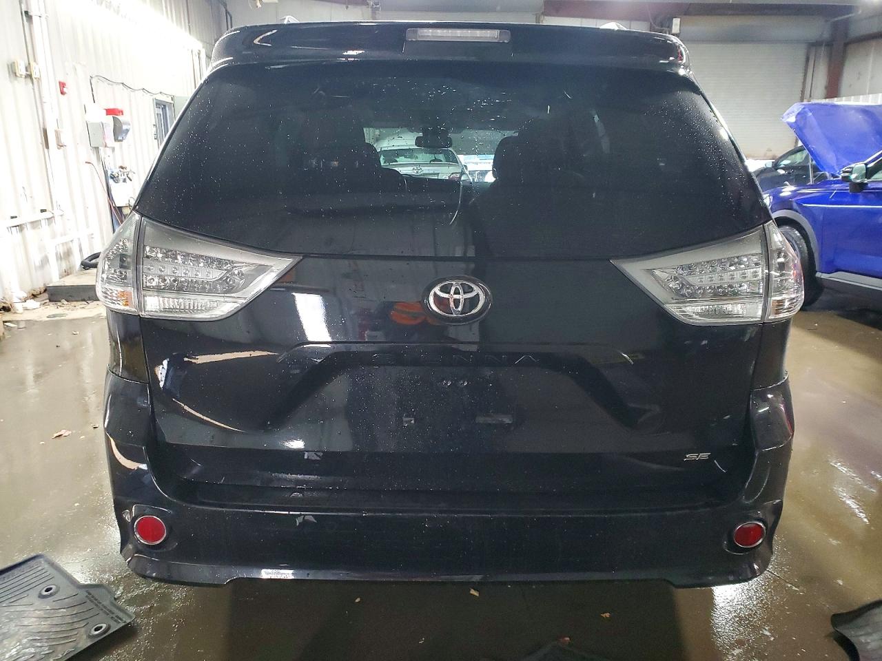 2017 TOYOTA SIENNA SE photo 11