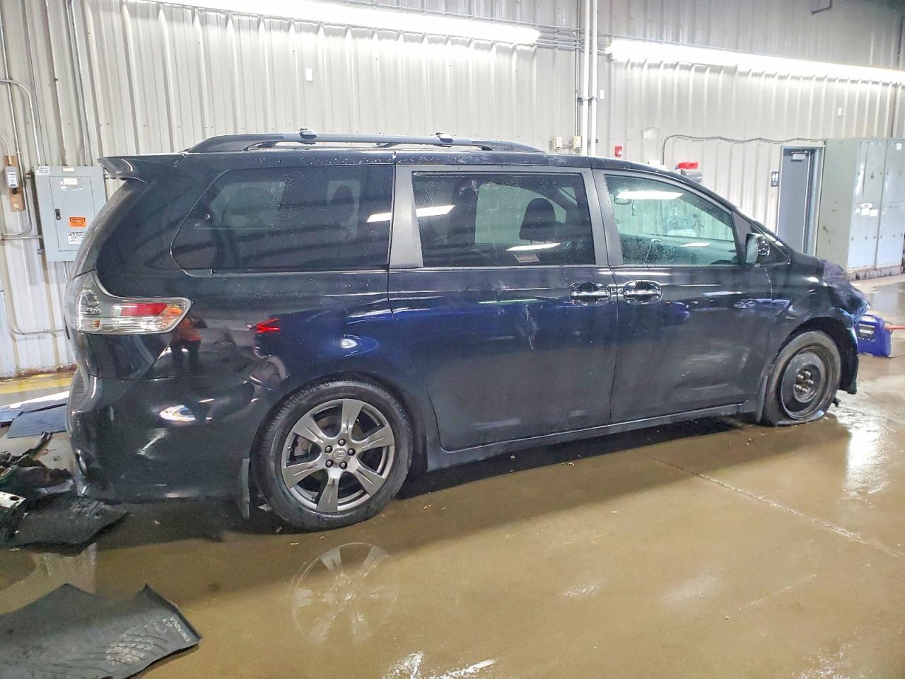 2017 TOYOTA SIENNA SE photo 5