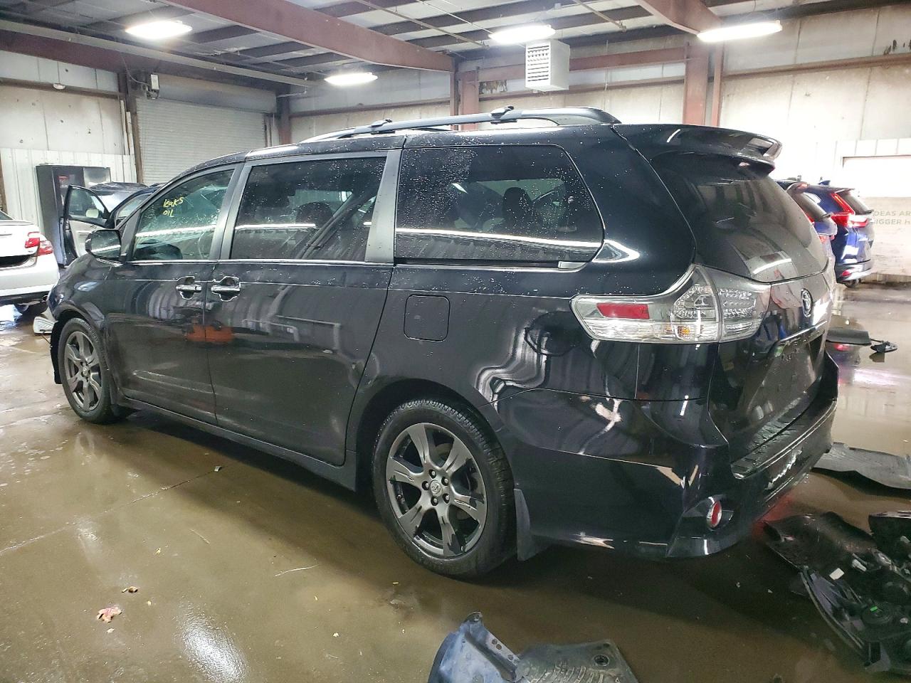 2017 TOYOTA SIENNA SE photo 3