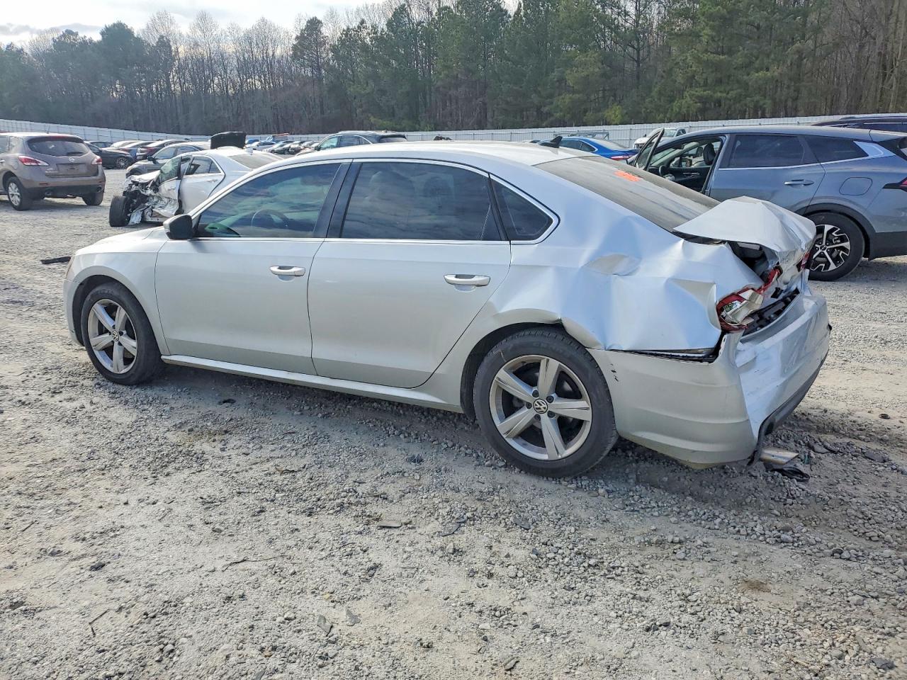 2014 VOLKSWAGEN PASSAT SE photo 2