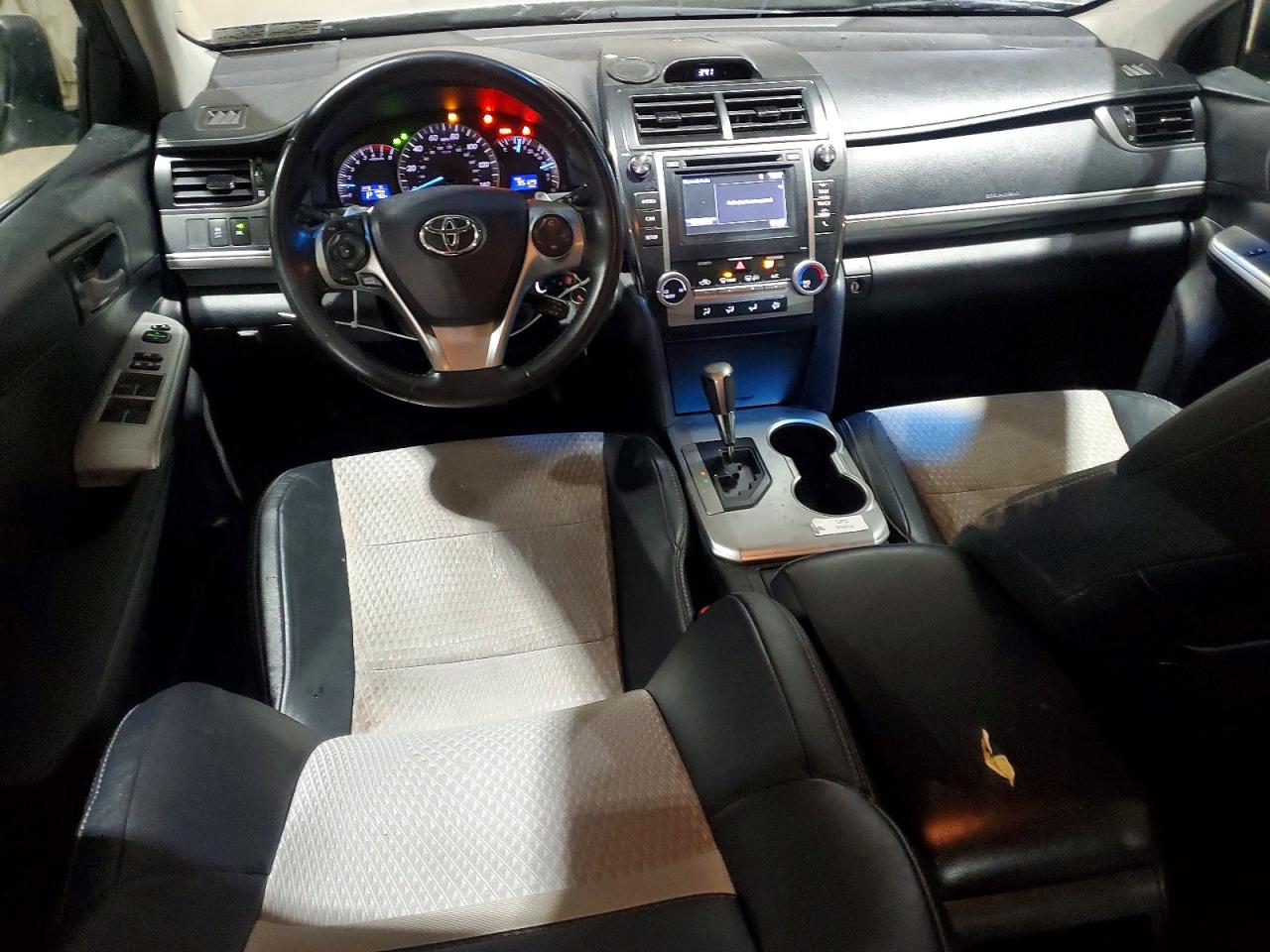 2014 TOYOTA CAMRY L photo 8
