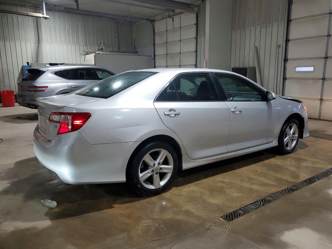 2014 TOYOTA CAMRY L photo 3