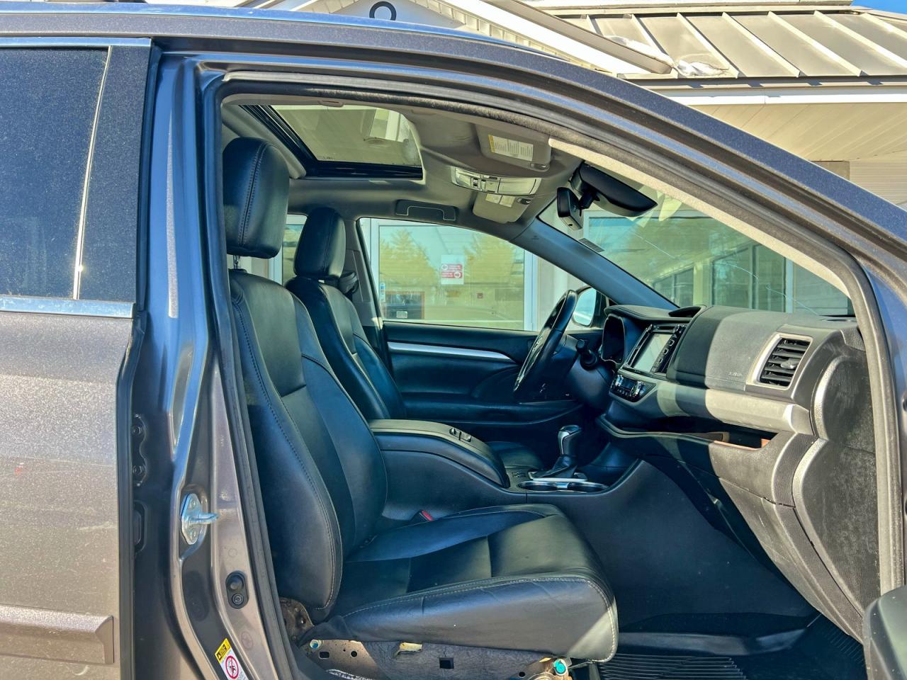 2017 TOYOTA HIGHLANDER SE photo 9