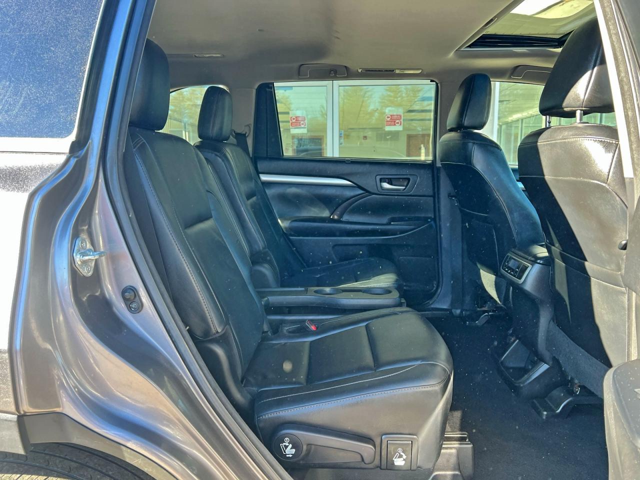 2017 TOYOTA HIGHLANDER SE photo 11