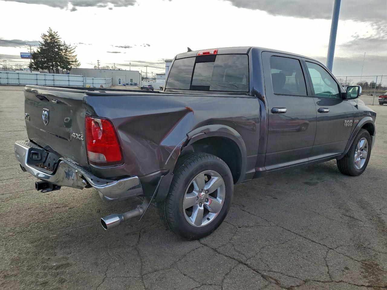 2015 RAM 1500 SLT photo 3