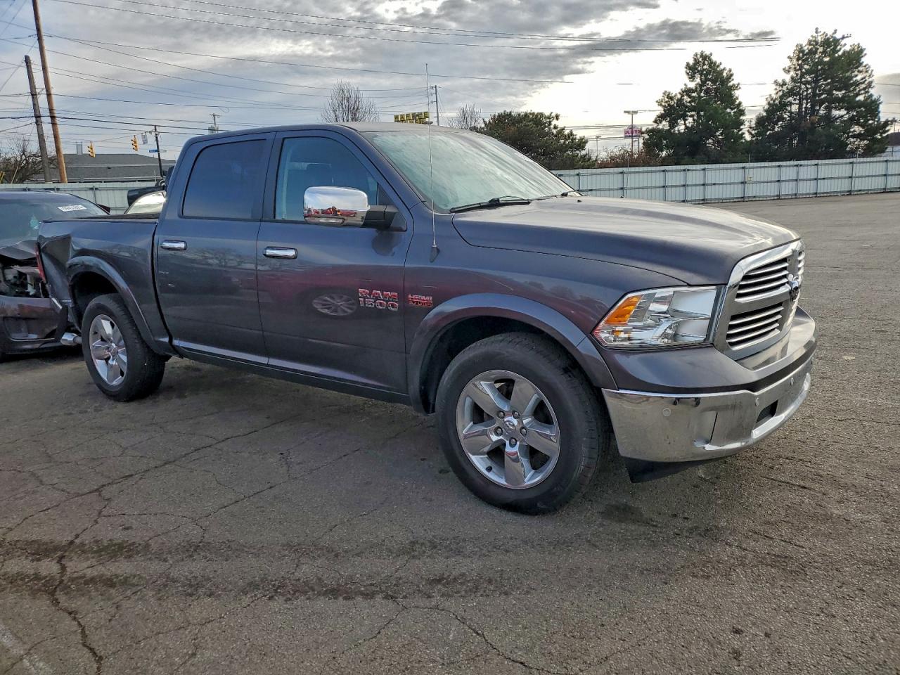 2015 RAM 1500 SLT photo 4