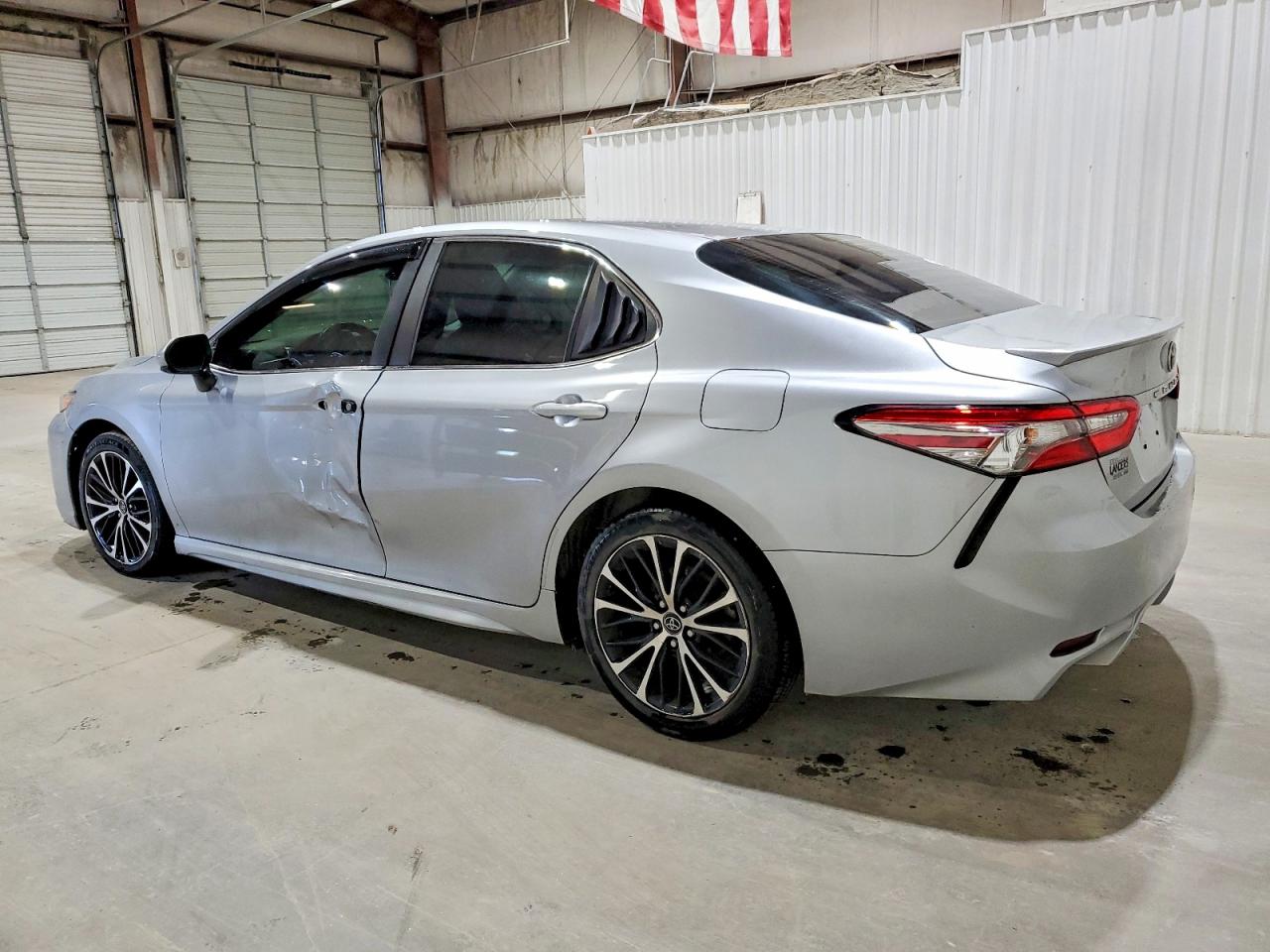 2018 TOYOTA CAMRY L photo 2