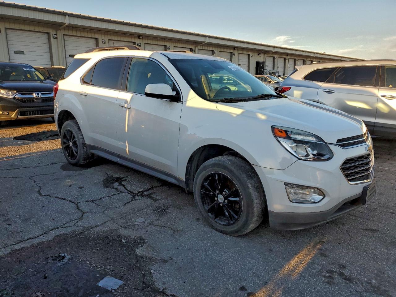 2017 CHEVROLET EQUINOX LT photo 4