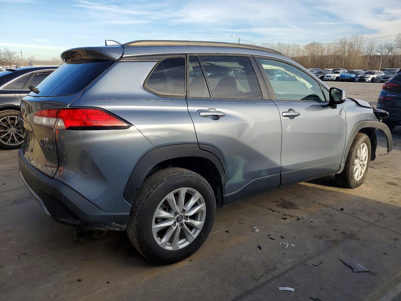 2022 TOYOTA COROLLA CROSS LE photo 3