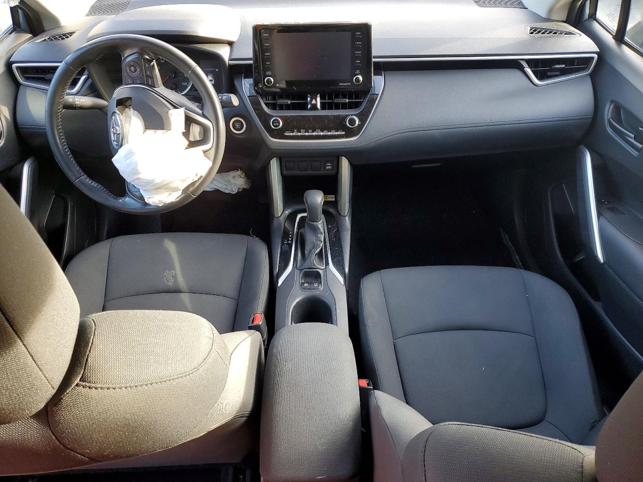 2022 TOYOTA COROLLA CROSS LE photo 8