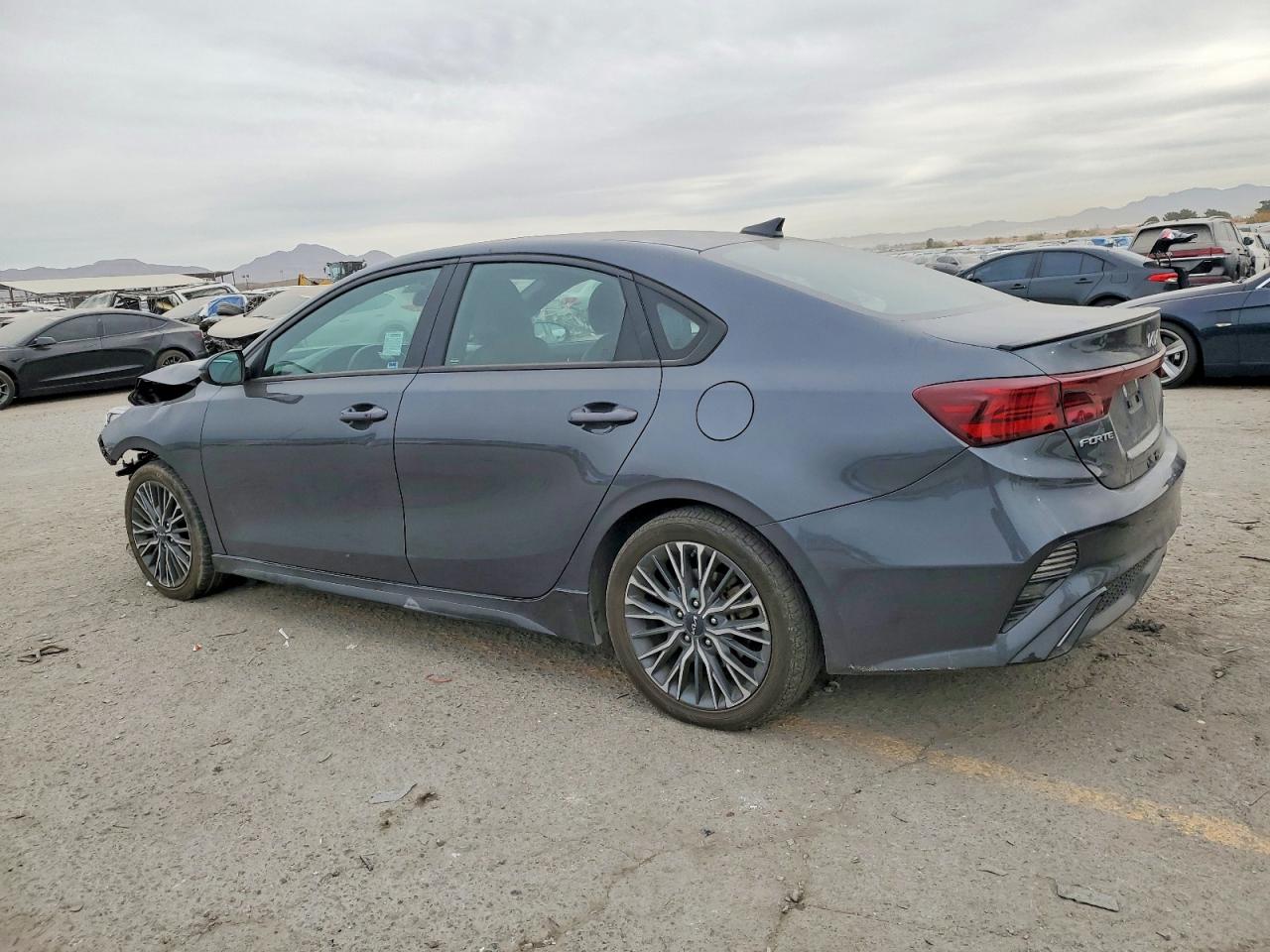 2023 KIA FORTE GT LINE photo 2