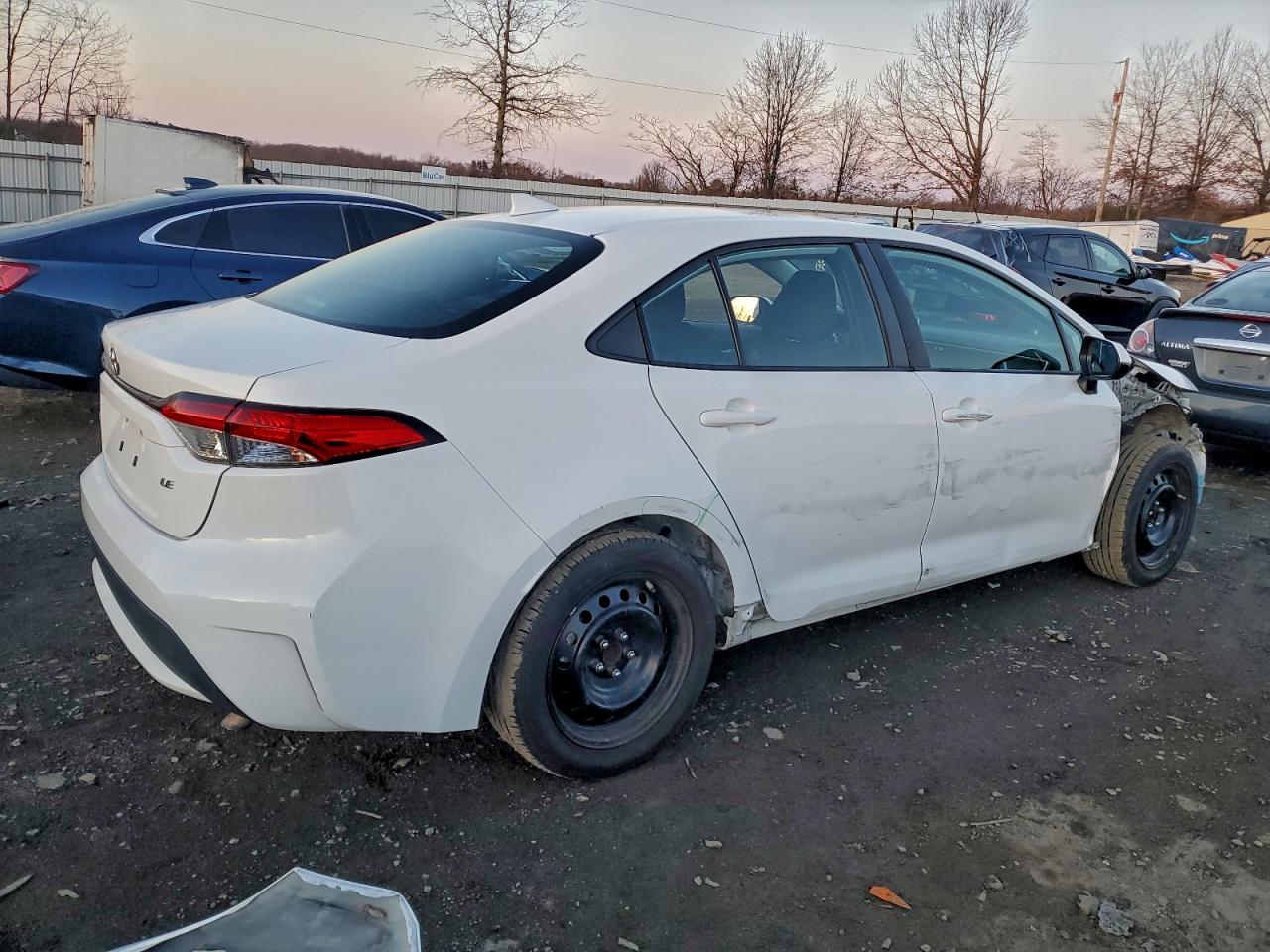 2021 TOYOTA COROLLA LE photo 3