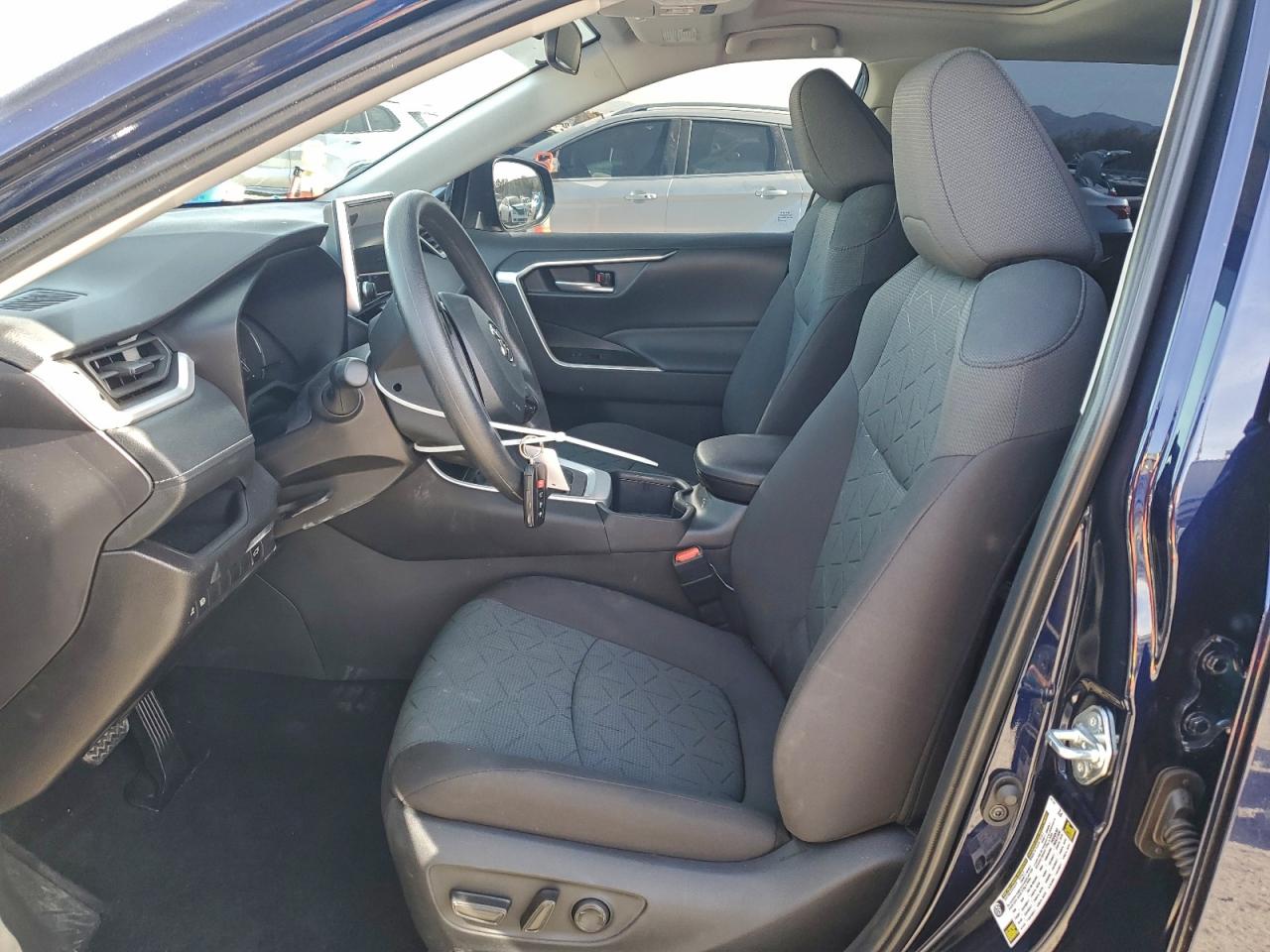 2025 TOYOTA RAV4 XLE photo 7