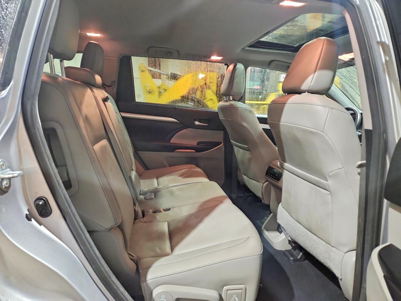 2016 TOYOTA HIGHLANDER XLE photo 11
