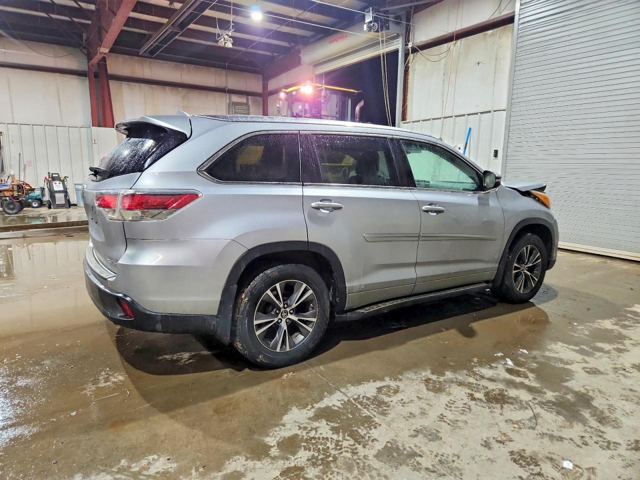 2016 TOYOTA HIGHLANDER XLE photo 3