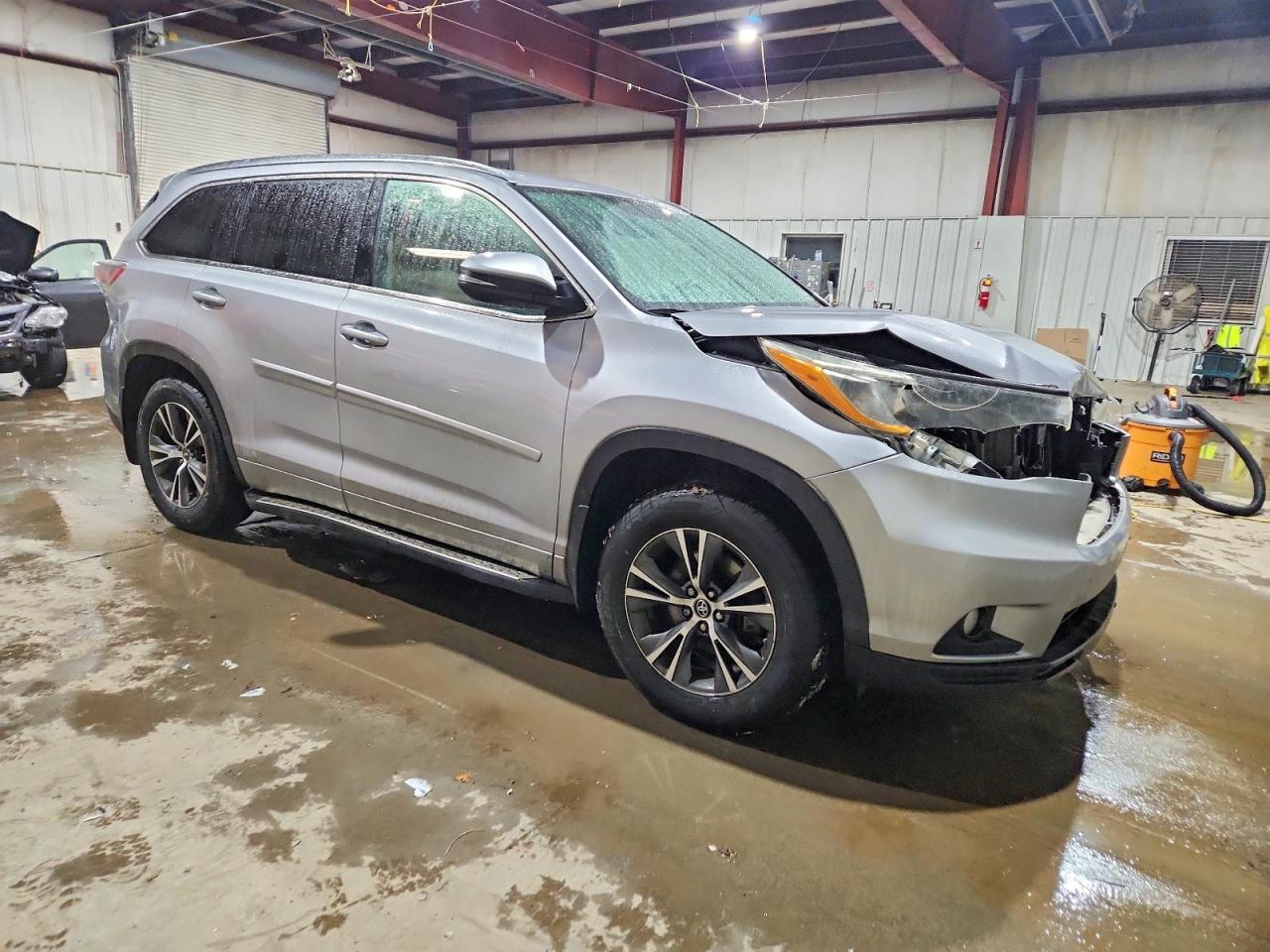 2016 TOYOTA HIGHLANDER XLE photo 4