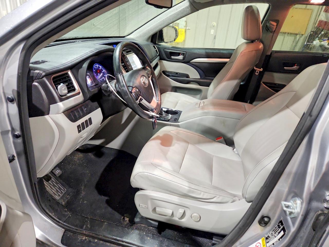 2016 TOYOTA HIGHLANDER XLE photo 7