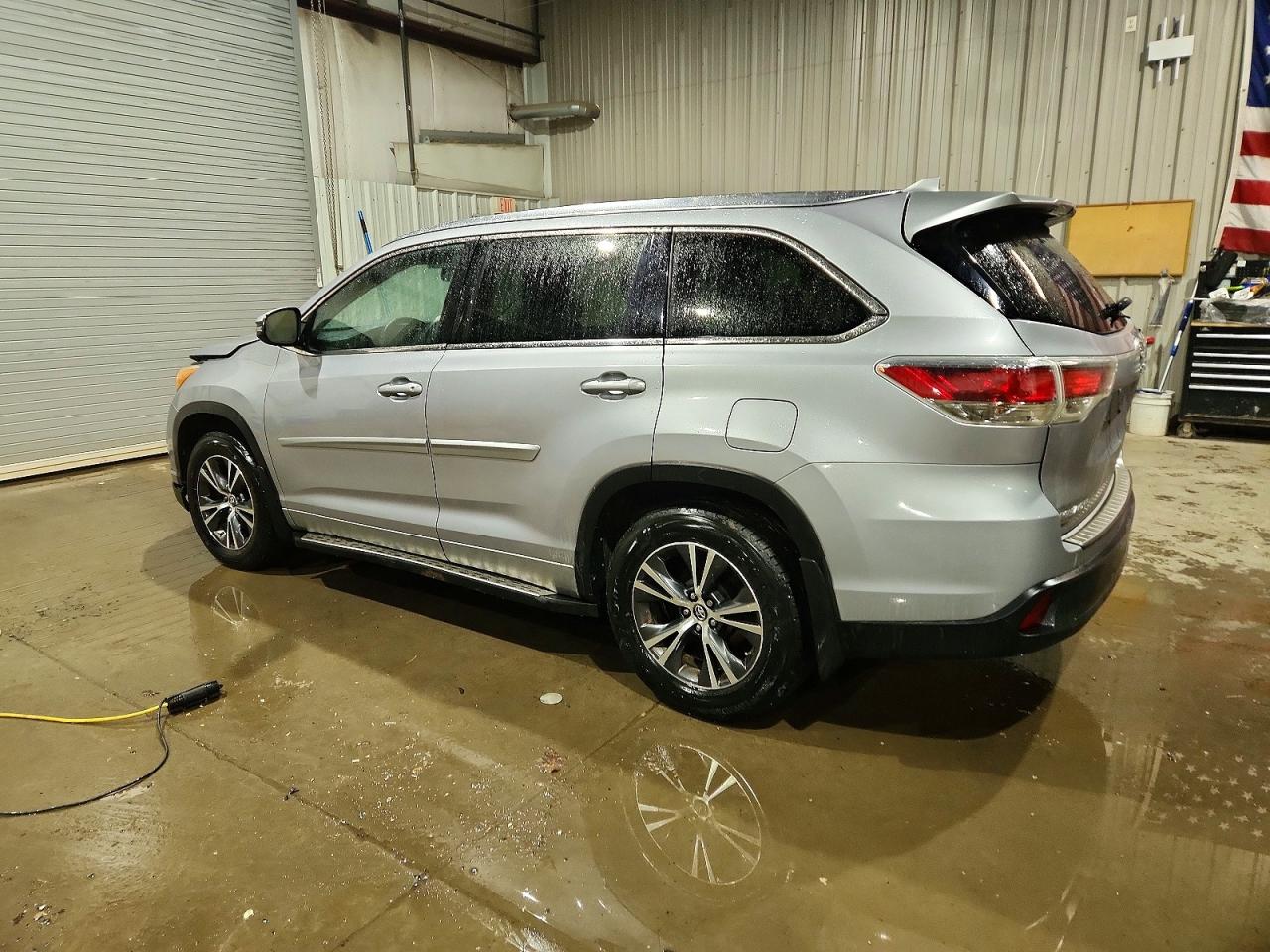 2016 TOYOTA HIGHLANDER XLE photo 2