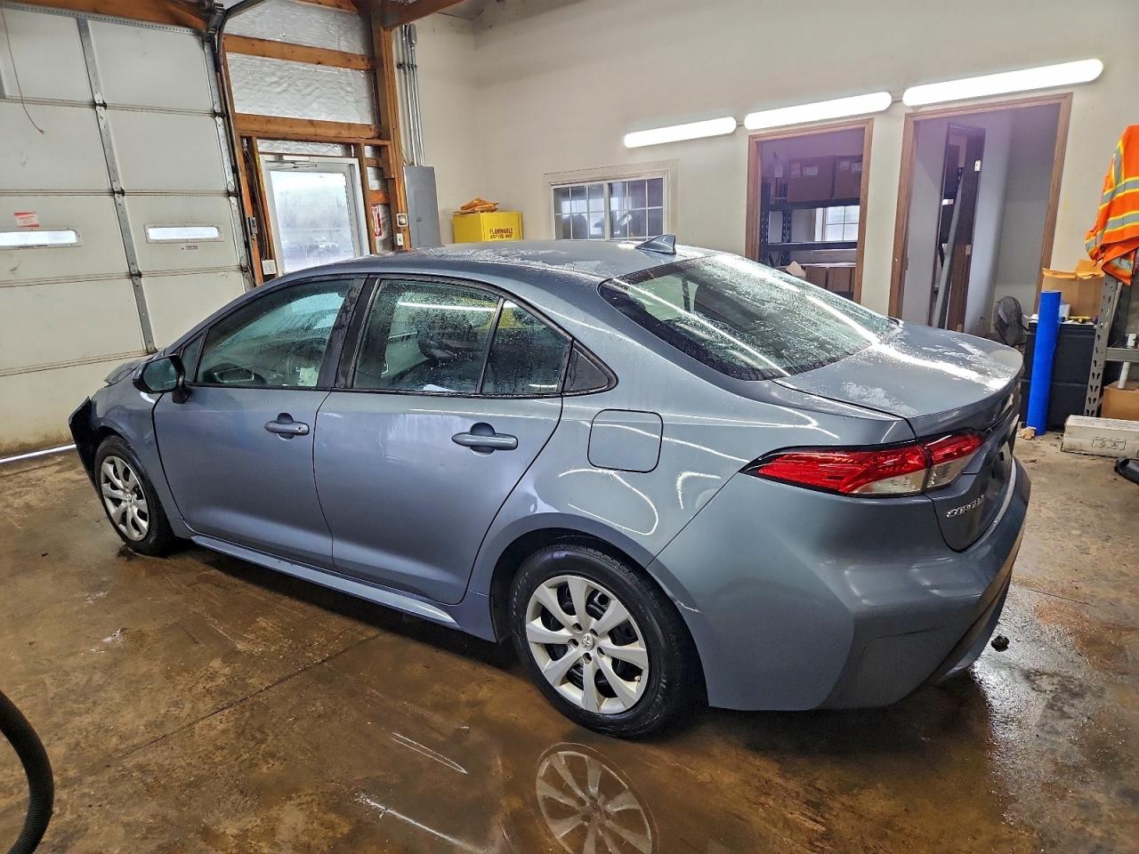 2021 TOYOTA COROLLA LE photo 2