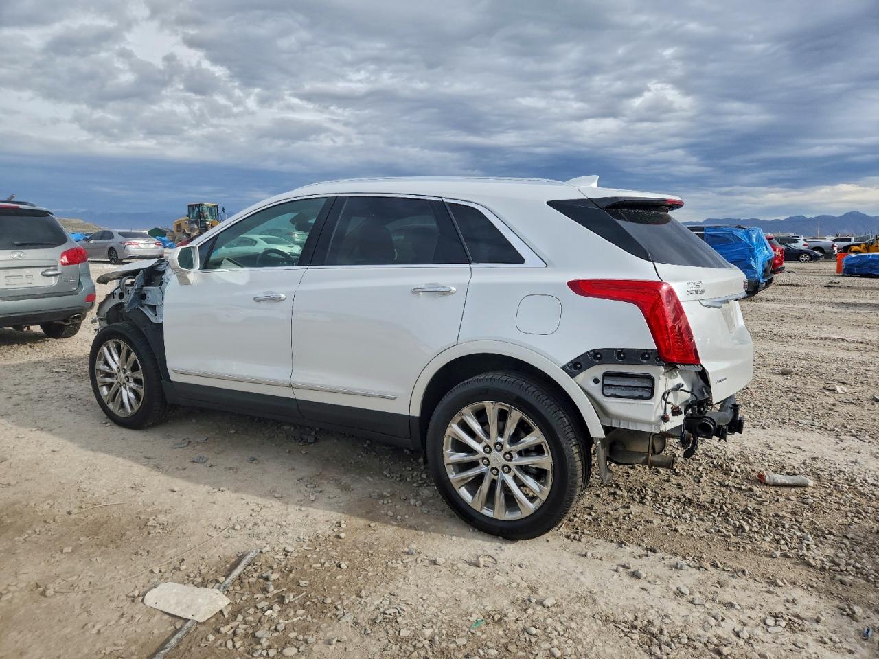 2019 CADILLAC XT5 PLATINUM photo 2