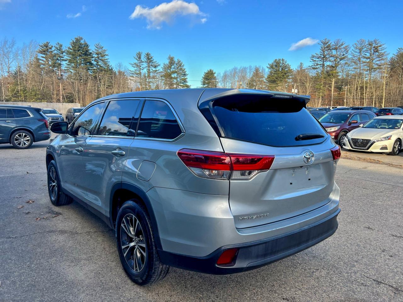 2019 TOYOTA HIGHLANDER LE photo 3