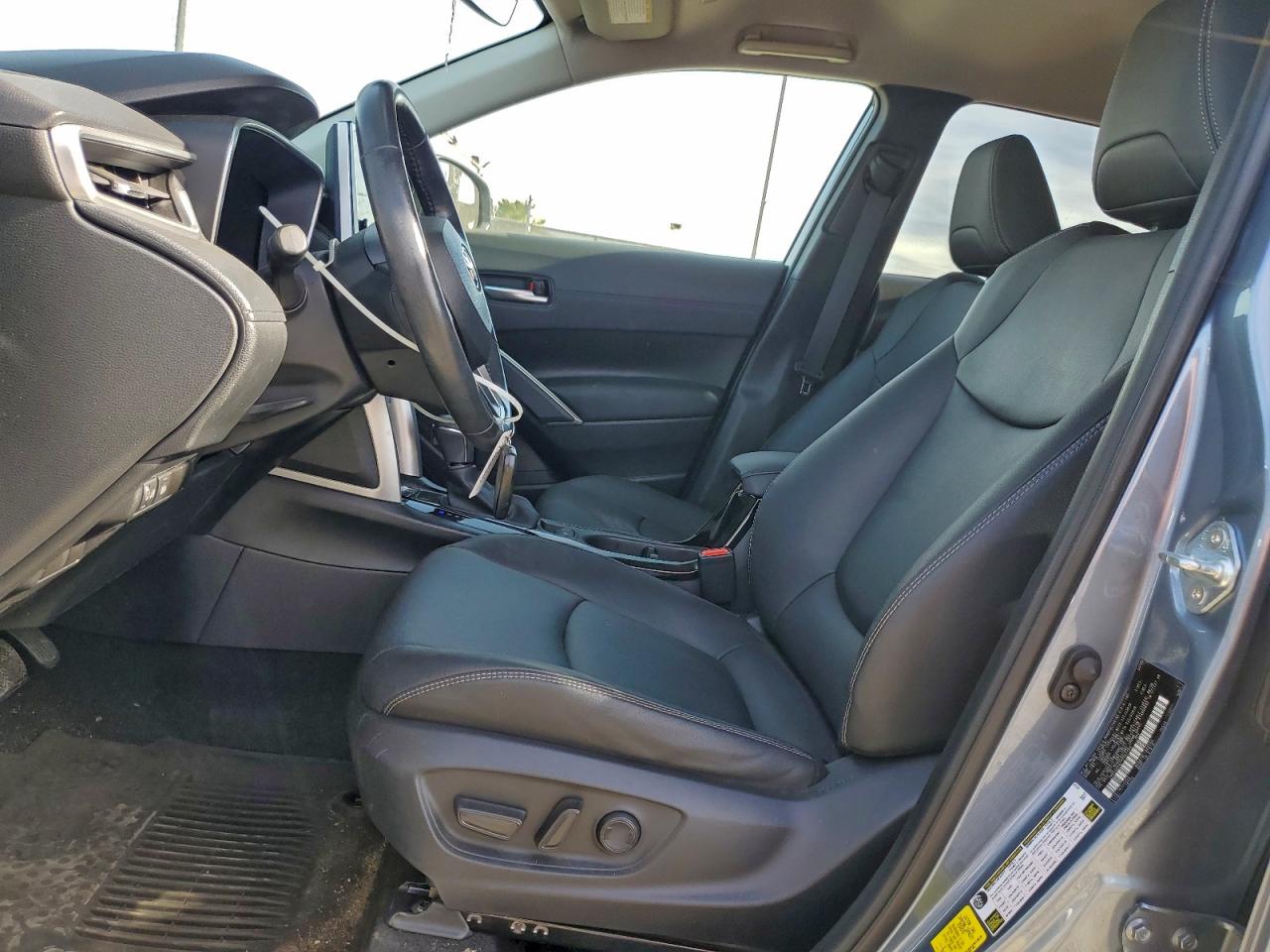 2023 TOYOTA COROLLA CROSS XLE photo 13