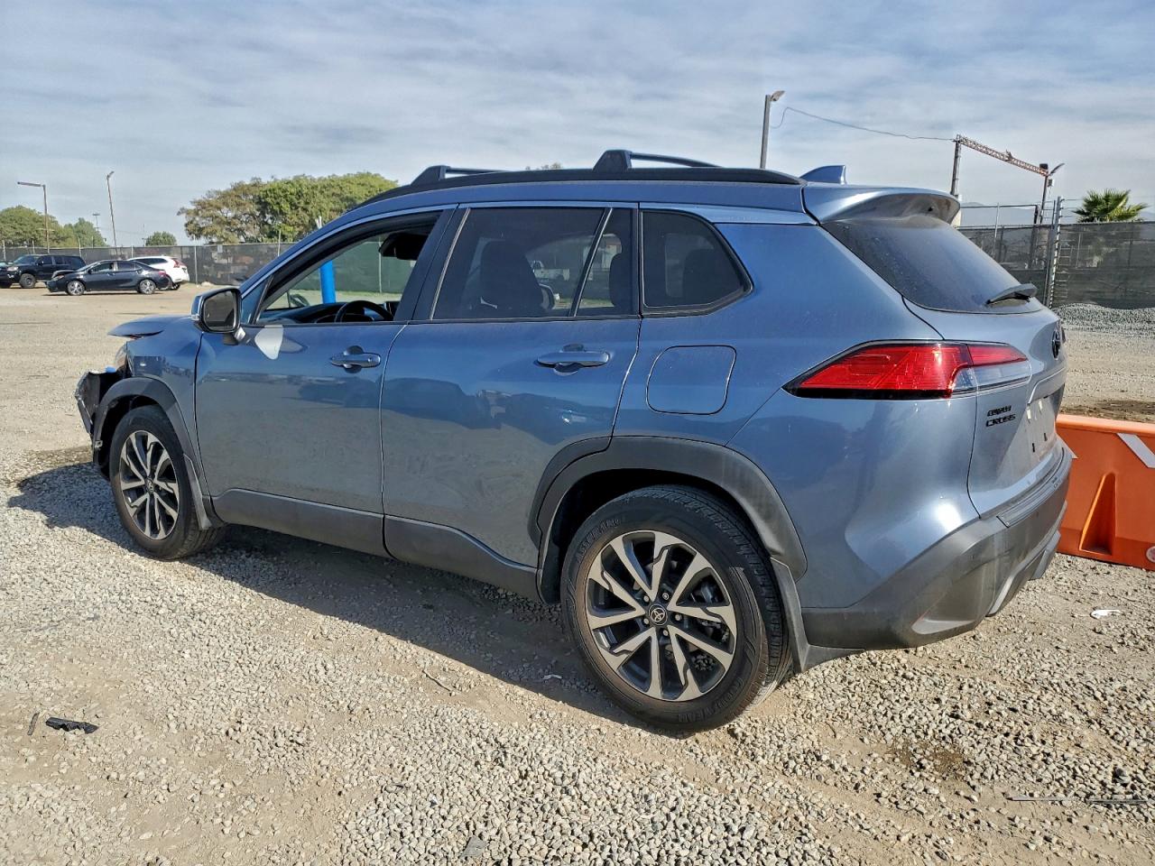 2023 TOYOTA COROLLA CROSS XLE photo 3