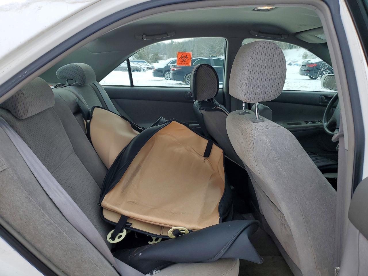 2004 TOYOTA CAMRY LE photo 10