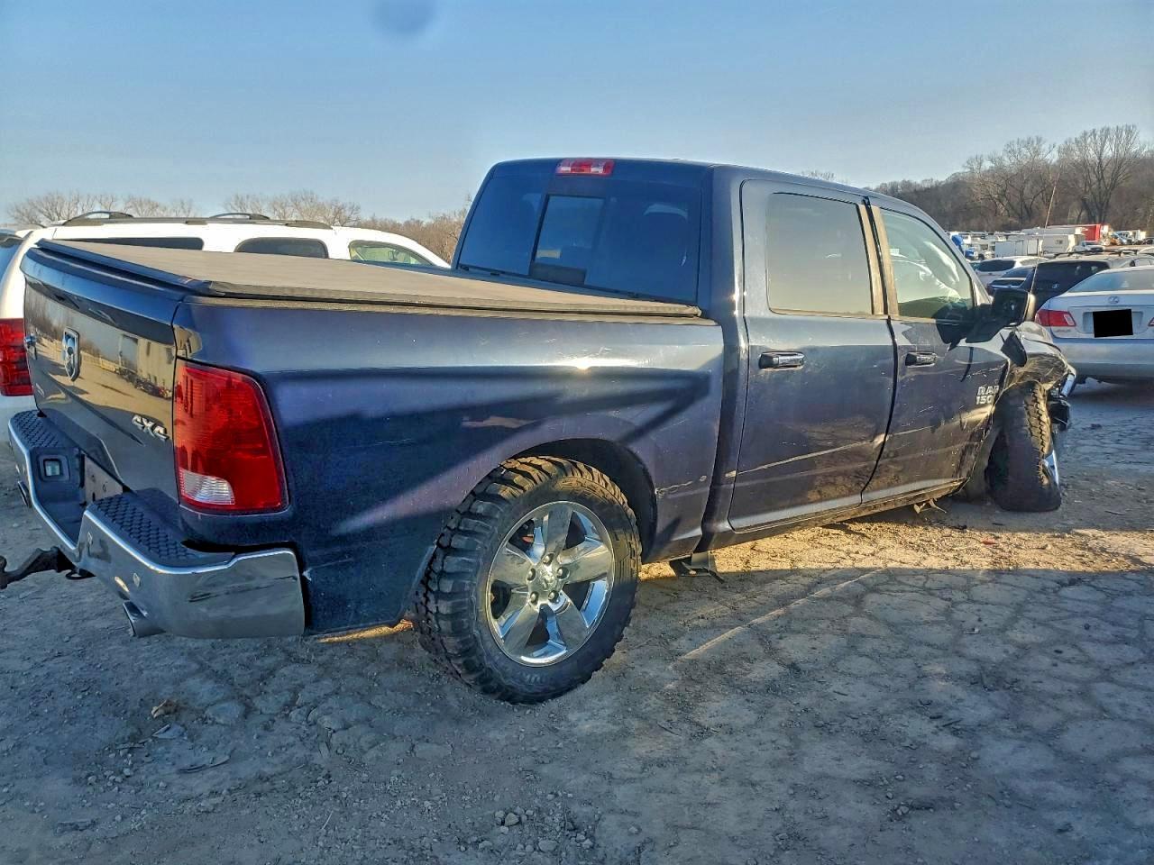 2016 RAM 1500 SLT photo 3