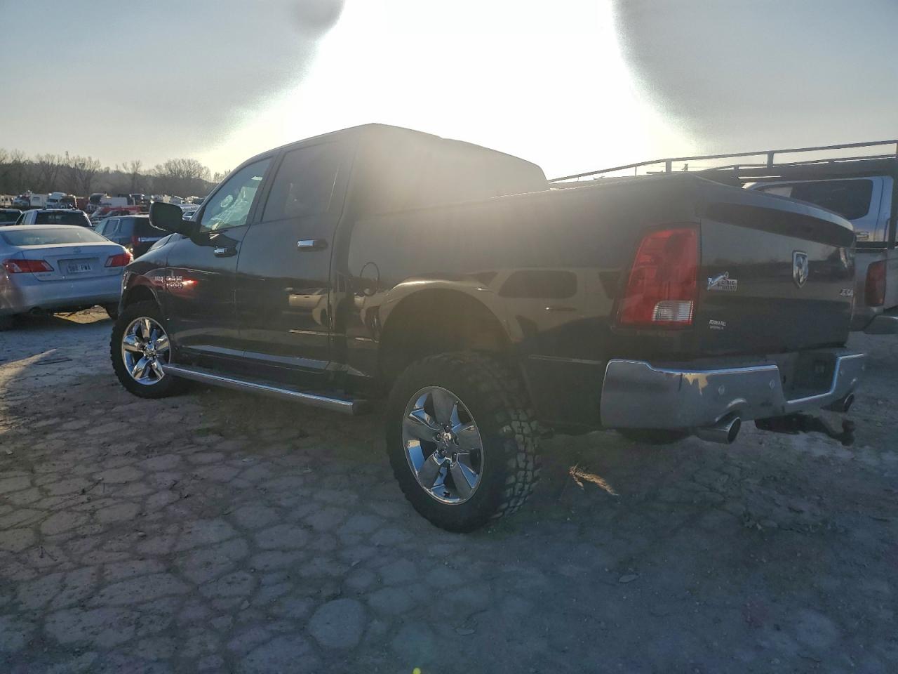 2016 RAM 1500 SLT photo 2