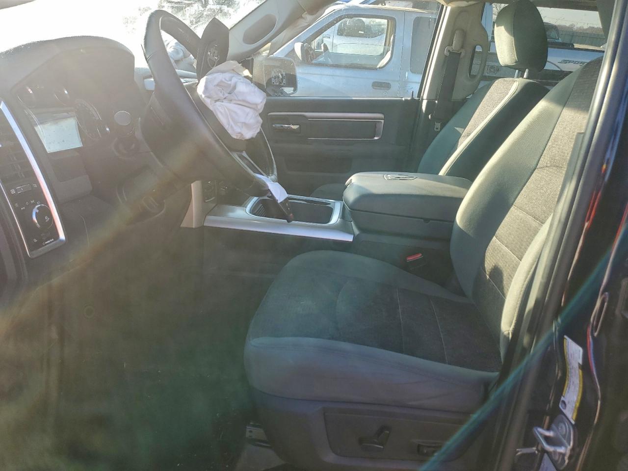 2016 RAM 1500 SLT photo 7