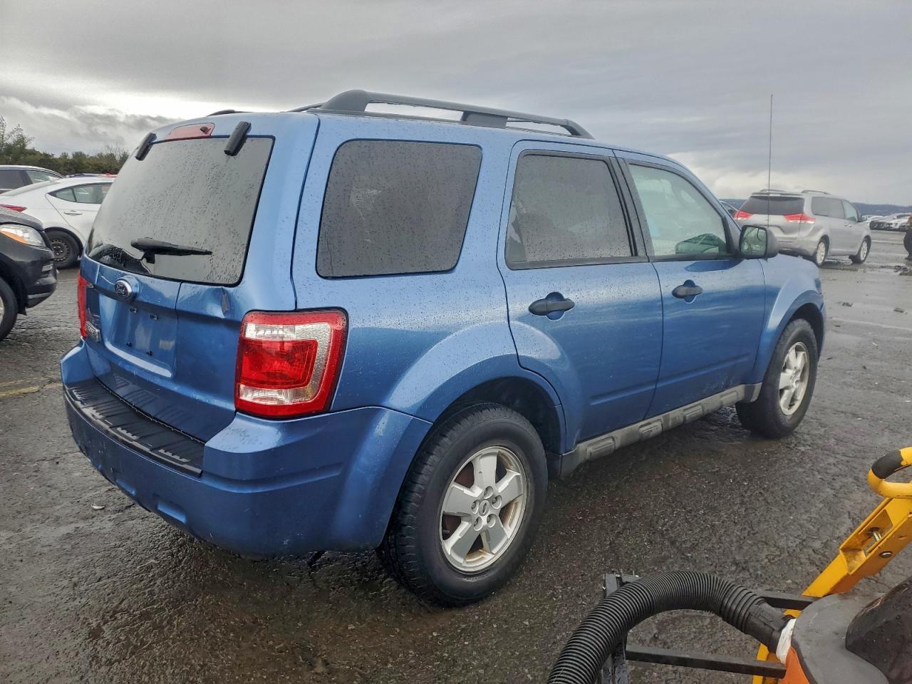 2010 FORD ESCAPE XLT photo 3