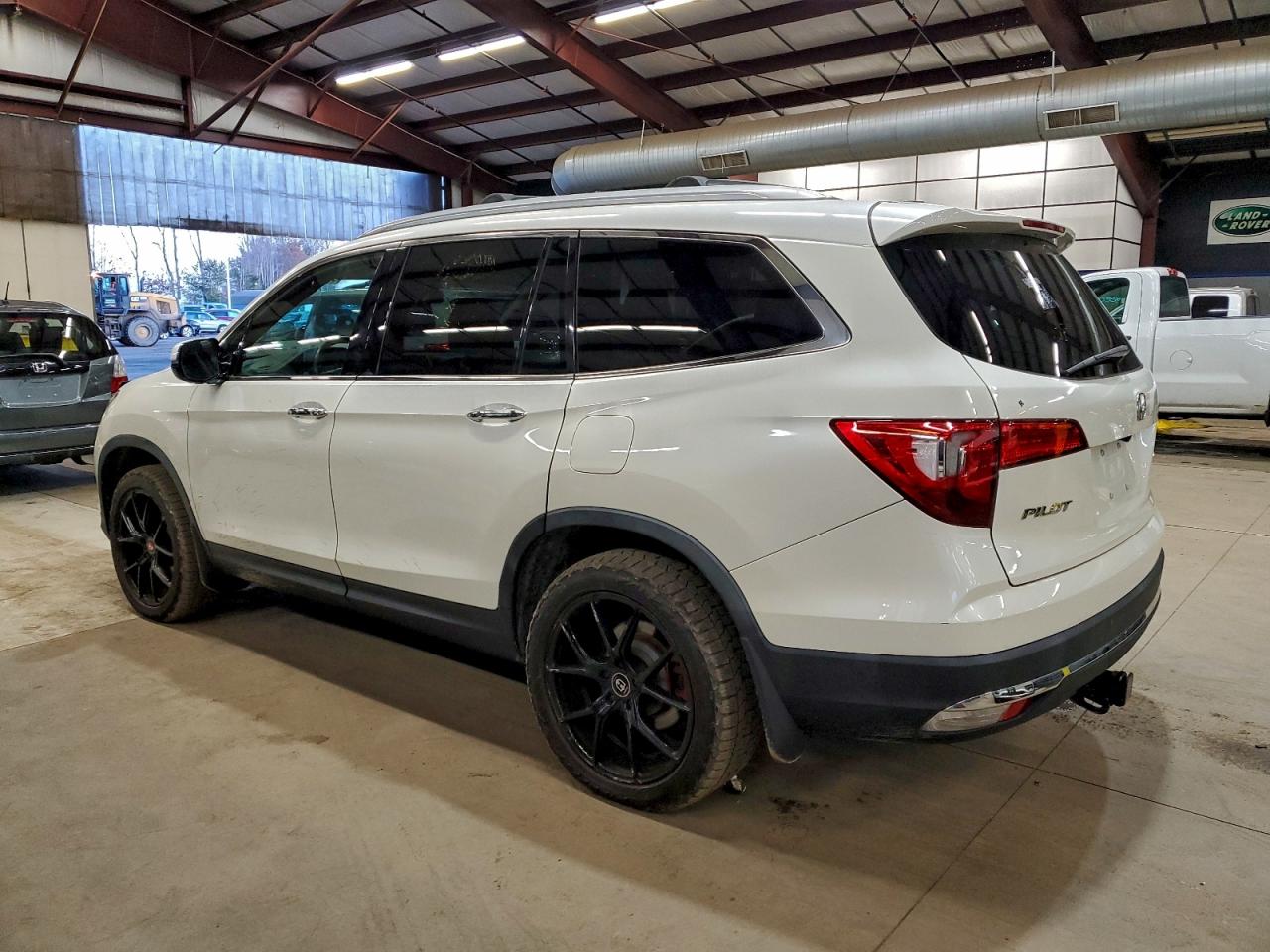 2016 HONDA PILOT TOURING photo 2