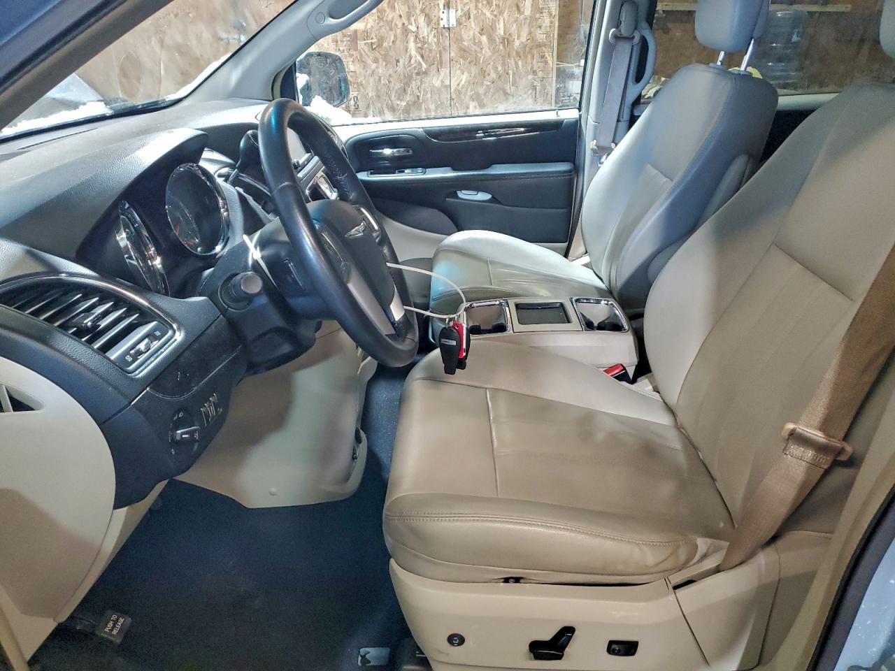 2013 CHRYSLER TOWN & COUNTRY TOURING photo 7